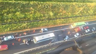 Accident in lant pe Autostrada Soarelui. Trei persoane au fost ranite in coliziunea in care a fost implicat un autocar si cinci masini