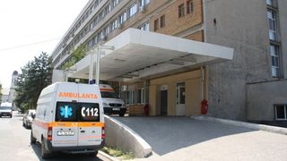 Copiii din Tulcea cu grave probleme de sanatate nu au unde sa se trateze. Sectia de Pediatrie a Spitalului Judetean s-a inchis dupa ce singurul medic a plecat in concediu