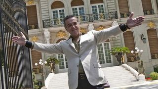 Cum incearca Gigi Becali sa tina oamenii departe de "Palatul" sau din Aleea Alexandru. Ce mesaj a postat la poarta