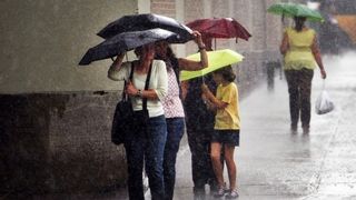 Meteorologii avertizeaza! Ploi torentiale in toata tara incepand cu ora 12. Pana cand e valabila informarea