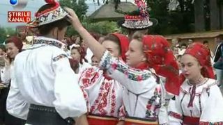 Maramuresul a purtat straie de sarbatoare. Zeci de tineri si-au luat costumele populare din lazile de zestre si au iesit pe ulitele satului