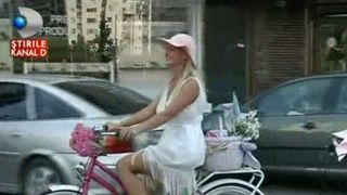 Sute de femei din Baia Mare de toate varstele au pedalat pe biciclete impodobite cu flori. N-au lipsit nici rochitele sau pantofii cu tocuri. A iesit un adevarat spectacol