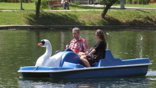 Primaria Capitalei cumpara barcute si hidrobiciclete de la o firma din Voluntari care distribuie cornuri si mere in scoli. Valoarea contractului este de 1,8 milioane de lei