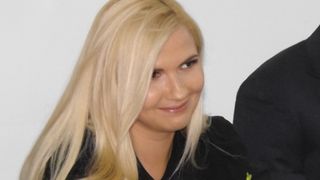 Monumentala si incurcata avere a celei mai sexy deputate din Romania! Are zeci de hectare de teren, vile si masini de lux, dar a saracit inexplicabil cu 2 milioane lei