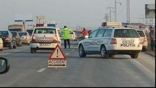 Accident pe autostrada soarelui. O persoană a murit şi alte trei, &icirc;ntre care două femei &icirc;nsărcinate, rănite după ce un autocar a lovit din spate un TIR