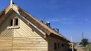 Se poate si la noi! Detinutii de la Penitenciarul Chirila au construit un sat traditional in Delta Dunarii
