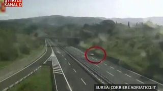 Un roman a mers kilometri intregi pe contrasens pe o autostrada din Italia. Din ce cauza? Aflati, acum!