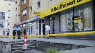 &bdquo;Nu mişcaţi, este un jaf!" a strigat in aceasta dimineata un barbat intr-o banca din Bistrita