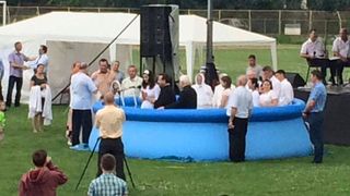 Un botez evanghelic a avut loc intr-o piscina montata pe stadionul din Lugoj!