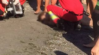O femeie a fost salvata, in aceasta dimineata, din apele marii! A fost resuscitata de turisti pe plaja!
