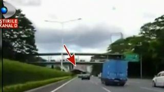 Un sofer a avut parte de o experienta greu de imaginat. Se deplasa normal pe autostrada cand s-a trezit cu o masina peste el. Imagini socante