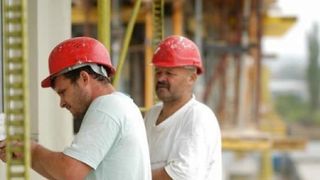 Joburi platite cu mii de euro in strainatate. Multi someri din Romania ar putea sa castige sume fabuloase in afara. La mare cautare sunt instalatorii sau sudorii