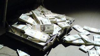 Un om al strazii a uitat 200.000 de dolari intr-un taxi. Soferul i-a inapoiat banii, dar a ramas dezamagit de recompensa primita