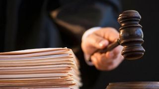 Petitie pentru decorarea judecatoarei cu pantofi albastri! Toata lumea o cauta acum pe femeia a carei poveste a devenit virala pe internet