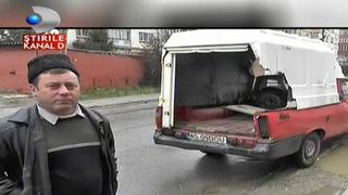 Teroare in judetul Arges. Un urs baga spaima in localnici. Este a doua oara cand masina acestui barbat ajunge in coltii ursului