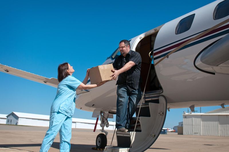 Ei sunt misionarii care inchiriaza avionul