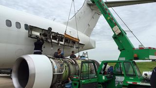 Pentru zborul in Nepal, noii proprietari au schimbat un motor al avionului