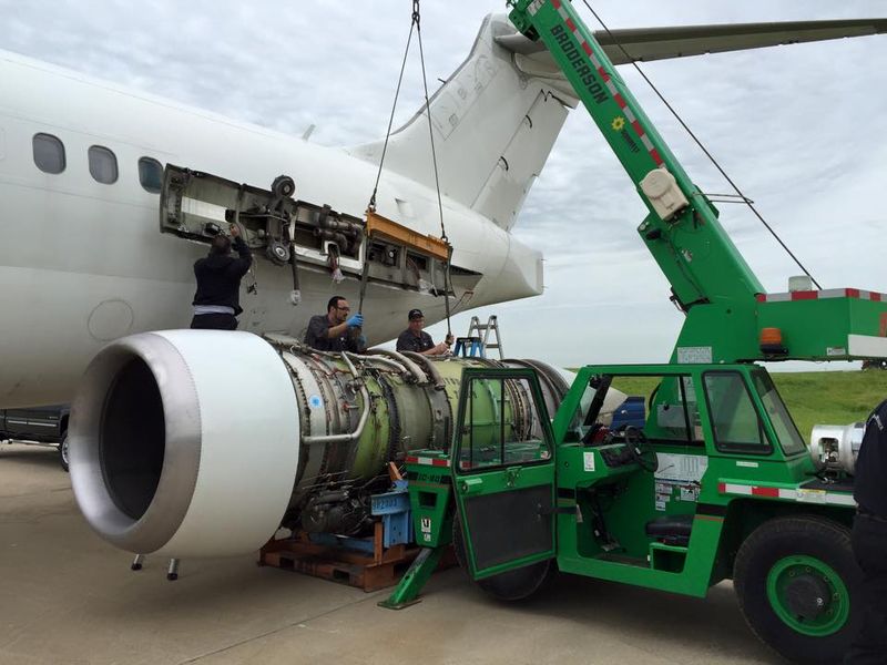 Pentru zborul in Nepal, noii proprietari au schimbat un motor al avionului