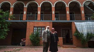 Acasa la baronul romilor din Republica Moldova! Pe vremuri, aveau avion privat iar cainii lor aveau dinti de aur! Si-a inmormantat tatal cu televizor, fax si pistol