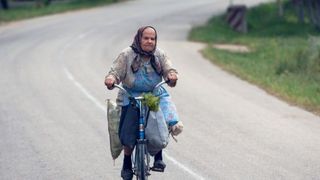 O batranica de 84 de ani din Alba ofera o lectie de viata impresionanta. Pedaleaza zilnic 2 kilometri pentru a-si ingriji gradina