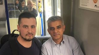 Un roman in Anglia: "Sa te trezesti cu primarul Londrei langa tine in autobuz e cea mai placuta experienta"