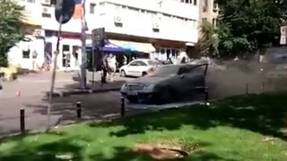 O masina a luat foc in zona Doamna Ghica din Bucuresti in timp ce deplasa. Soferul a reusit sa iasa. Imagini spectaculoase