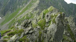 Turist accidentat pe un traseu din Muntii Fagaras. Salvamontistii au chemat elicopterul SMURD