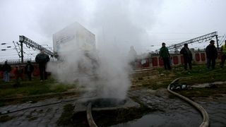 Explozie puternica in Suceava. Trei capace de canal au sarit in aer