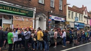 Gest frumos al britanicilor, dupa ce un magazin romanesc a fost incendiat: Au strans 25.000 de lire pentru proprietarii pagubiti