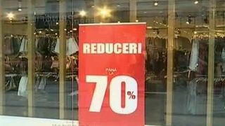 Reduceri mari in magazine. Romancele au luat cu asalt mall-urile: "Reducerile sunt la al treilea val"