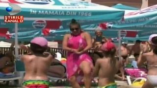 Plaja se face in pasi de dans. Pe litoral, turistii au parte de lectii de zumba si aquagym cat este ziua de lunga.