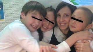 O romanca se chinuie de 7 ani sa-si recupereze cei trei copii luati de autoritatile britanice! In urma cu cateva zile a fost arestata pentru ca si-a facut public cazul