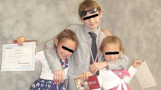 Cei trei copii ai romancei, pe vremea in care stateau cu mama lor, aratand diplomele de la scoala