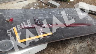 Crucea este scoasa din pamant si aruncata