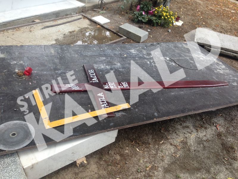 Crucea este scoasa din pamant si aruncata