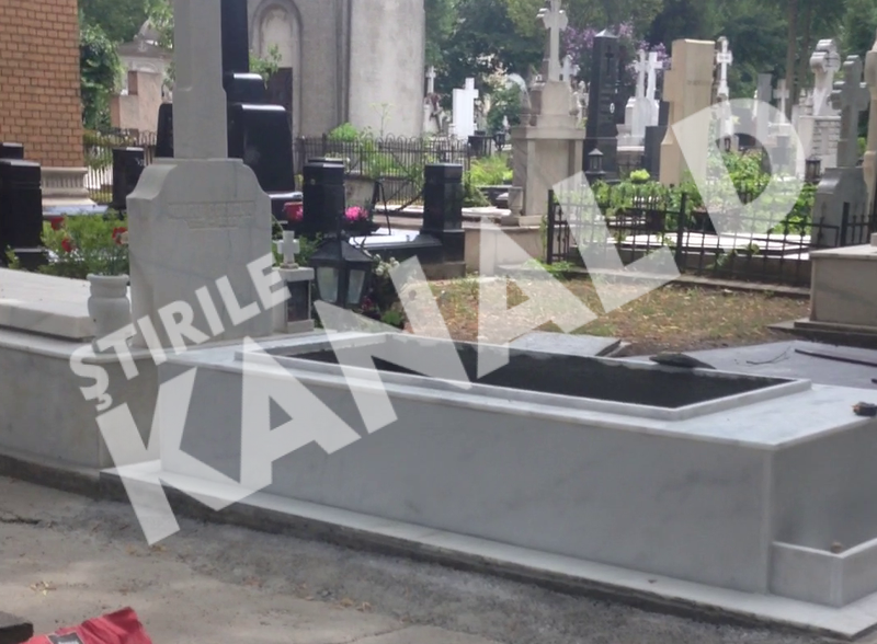 Mormantul este deschis, pentru ca se face cripta din marmura