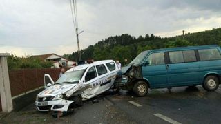 Accident devastator in Bihor. O masina de politie a fost izbita in plin de un microbuz. Trei persoane sunt ranite