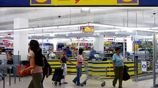 Un vanzator in magazinele Lidl castiga in Romania pana la 2000 de lei net pe luna