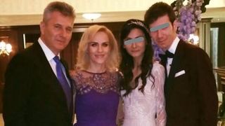 Gabi Firea, pentru prima data nasa de cununie de cand e primar: "Sa fiti fericiti, Andreea si Mihai!" Fosta prezentatoare a avut o tinuta spectaculoasa