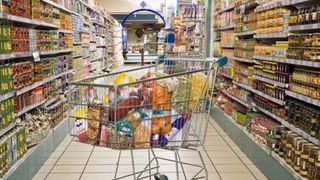 Marile magazine vor fi obligate sa aiba pe rafturi produse romanesti in proportie de 51%. Klaus Iohannis a promulgat astazi legea pe care marii comercianti o considera abuziva si periculoasa