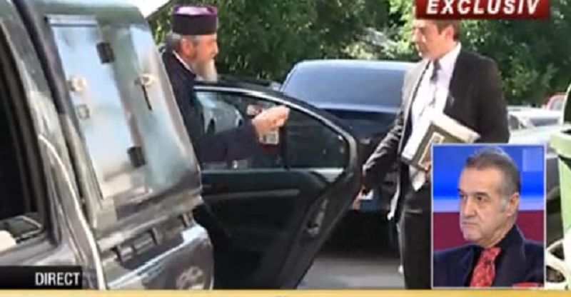 In fata DNA, mitropolitul a coborat din limuzina sa (captura Romania TV)