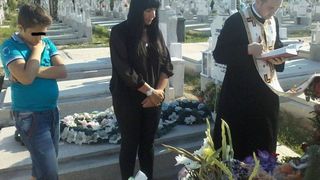 Fratele Nicoletei, alaturi de mama sa, la mormantul tinerei, la un parastas de anul trecut