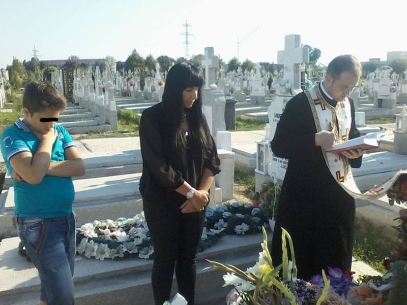 Fratele Nicoletei, alaturi de mama sa, la mormantul tinerei, la un parastas de anul trecut