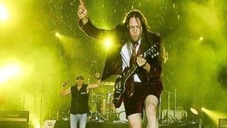 Barbatul care a murit in accidentul aerian de la Comana era chitaristul trupei tribute AC/DC. Nik Baydin avea doar 34 ani