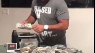 Romanul care a facut avere in America din pariuri a irosit o suma fabuloasa in 3 minute! Dave Oancea a mizat un milion de dolari pe o femeie si a pierdut!