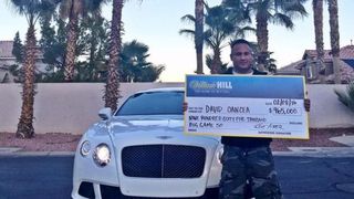 Dave Oancea, aratand un castig din februarie 2016 de aproape un milion de dolari