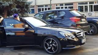 Parintele se plimba cu o limuzina de lux