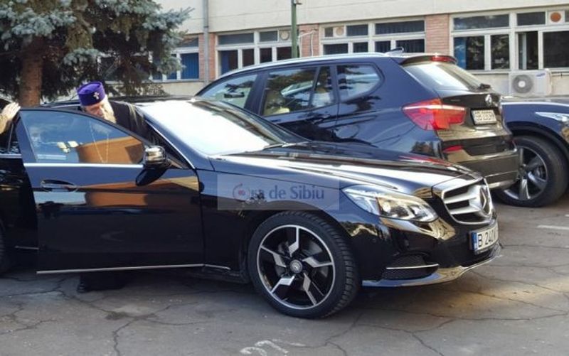 Parintele se plimba cu o limuzina de lux