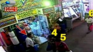 Un barbat din Bacau, surprins pe camerele de supraveghere in timp ce fura mancare pentru animale