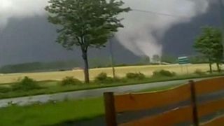 Meteorologii explica fenomenul de tornada, care apare din ce in ce mai des la noi in tara. "Sunt violente si cu siguranta ne mai putem astepta sa apara pe viitor"